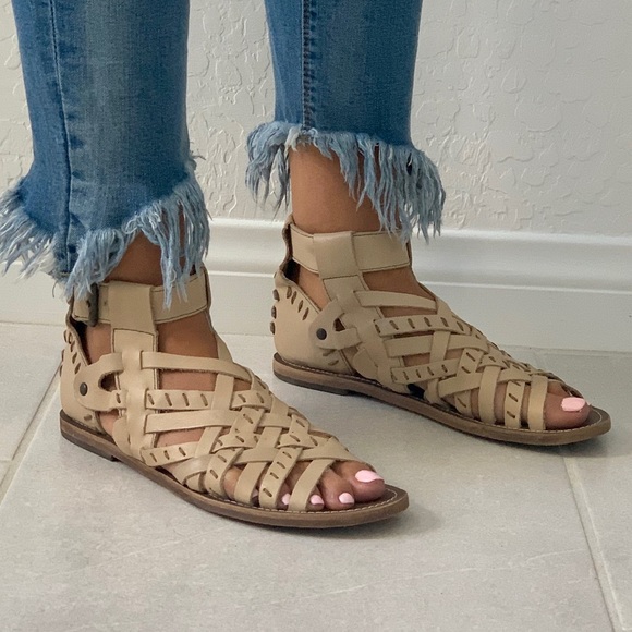 Leather Buckle Studs Detailed Gladiator Sandal - Picture 4 of 8